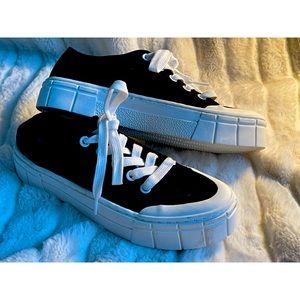 Women's Mad Love Fran Sneakers size 9